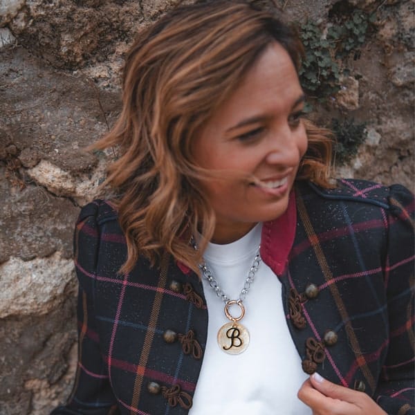 MEDALLÓN NÁCAR CON INICIAL EN METAL